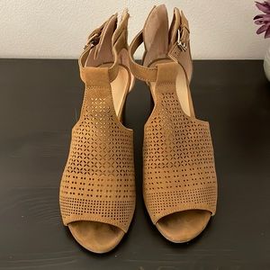Women’s shoes, tan, suede, seasonal transition shoe!